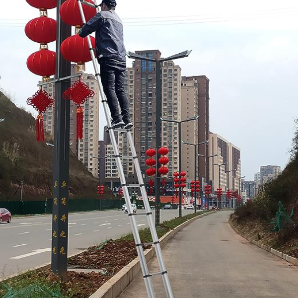 Aluminum Telescopic Ladder Lightweight Extension Ladder with Stabilizer Bar with Non-Slip Rubber Feet 